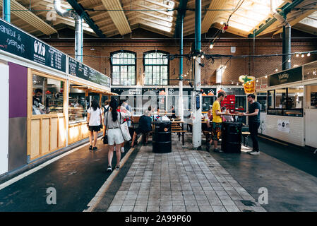 Berlin, Deutschland - 29. Juli 2019: Markthalle Neun, Halle 9. Es ist ein historischer Markt mit Street Food in Kreuzberg borough Stockfoto