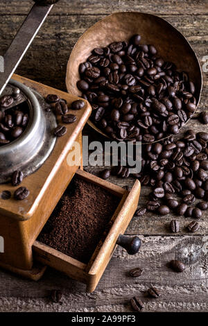 Alte Kaffeemühle mit Kaffeebohnen Stockfoto