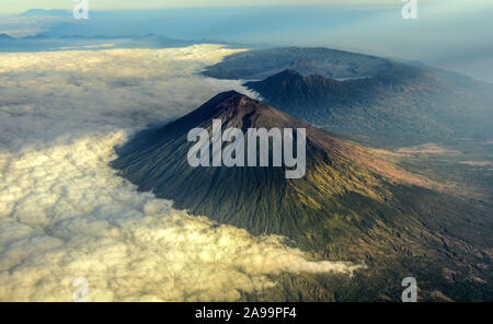 Mount Agung bedeckt mit Cloud mit Mount Batur im Hintergrund. Stockfoto