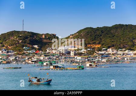 Blick auf Binh Houng Insel, an der Steilküste in der Nähe von Vinh Hy, South China Sea, Ninh Thuan Provinz, Vietnam Stockfoto