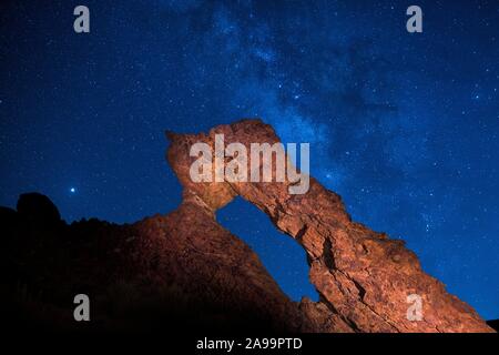 Beleuchtete Zapato de La Reina, Schuh der Königin mit Sternenhimmel, Milchstraße, Neumond Nacht Schießen, Las Canadas, Nationalpark Teide, Teneriffa, Kanarische Inseln Stockfoto