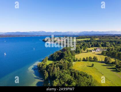 Schloss Hohenried und Bernried am Starnberger See mit alpinen Kette, Starnberger See, Funfseenland, Pfaffenwinkel, Luftaufnahme, Oberbayern Stockfoto