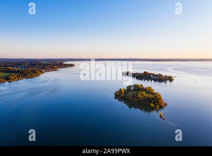 Inseln Krautinsel und Fraueninsel im Chiemsee, Chiemgau, Luftaufnahme, Oberbayern, Bayern, Deutschland Stockfoto