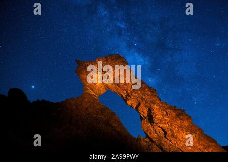 Beleuchtete Zapato de La Reina, Schuh der Königin mit Sternenhimmel, Milchstraße, Neumond Nacht Schießen, Las Canadas, Nationalpark Teide, Teneriffa, Kanarische Inseln Stockfoto