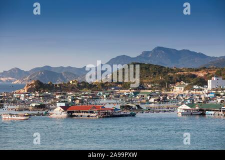 Blick auf Binh Houng Insel, an der Steilküste in der Nähe von Vinh Hy, South China Sea, Ninh Thuan Provinz, Vietnam Stockfoto