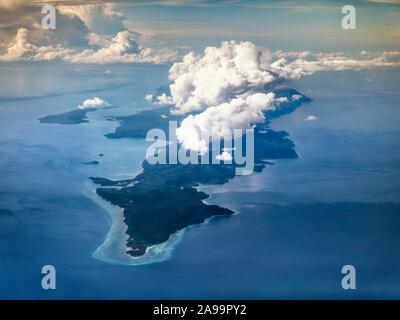 Luftaufnahme South Point Insel Selayar mit saumriff und Wolken, Sulawesi, Indonesien Stockfoto