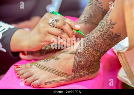 Nahaufnahme des mehendi zu Fuß einer Braut, Mauritius Stockfoto