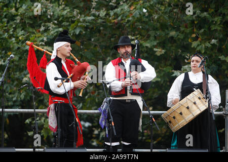 Coruña, Spanien. Regionale Musik Gruppe von Galizien besteht aus zwei Dudelsack und eine Bass Drum am 25. August 2019 Stockfoto