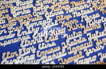 Namen von Personen in Holz geschnitzten Stockfoto
