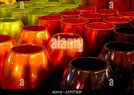 Viel Grün, Orange und Braun Vasen Stockfoto