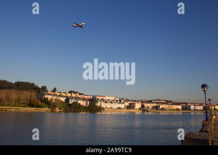 Flugzeug der Spanischen Gesellschaft Iberia über die Burgo Fluss in Culleredo, A Coruña fliegt am 29. Dezember 2016 Stockfoto