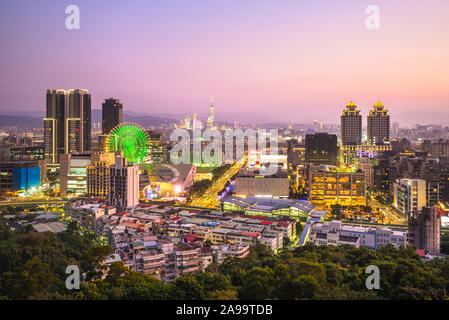 Skyline von Taipei City bei Nacht mit Riesenrad Stockfoto