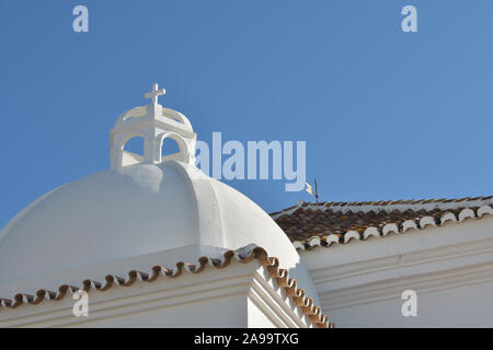 Weißen Kuppel eines typischen weißen andalusischen Kirche mit Kreuz auf der Oberseite Stockfoto