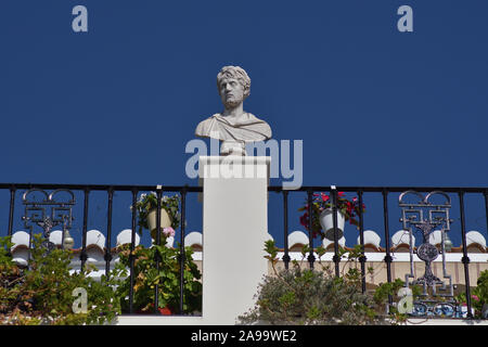 Antike Büste, die die Abbildung eines Menschen in einem andalusischen Balkon Stockfoto