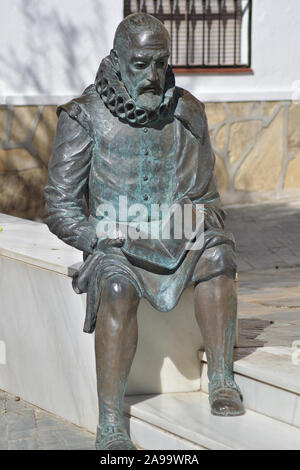 Statue des Schriftstellers von El Quijote, Miguel de Cervantes, in einem andalusischen Straße Stockfoto