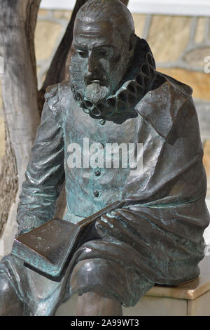 Statue des Schriftstellers Cervantes in einem andalusischen Straße Stockfoto