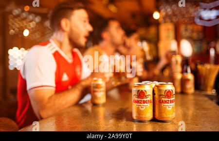 Party aufgeregt Arsenal Fans beobachten Fußball mit Ganzberg Bier in Das Pub Stockfoto