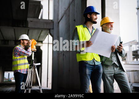 Architekt und Bauingenieur oder Surveyor Diskussion Pläne und Grundrisse Stockfoto