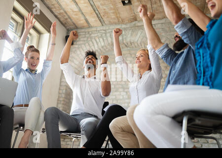 Gerne erfolg Business Team feiert Sieg in Office Stockfoto