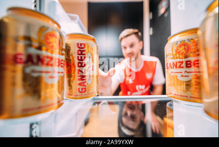 Gerne Freunde oder Arsenal Fans auf Fußball im Fernsehen und Bier trinken Ganzberg Sieg zu Hause feiern. Stockfoto