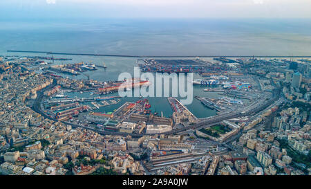 Antenne drone Schuß Blick auf Genua Hafen in Italien Stockfoto