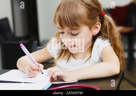 Nette Vorschulkinder Mädchen Zeichnung mit Filz-Spitze Stifte Stockfoto