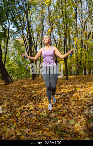 Sportliche kaukasischen Dame, eine Warm-up-Übung Stockfoto