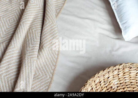 Winter Stimmung, festliche Dekoration für das Bett im Schlafzimmer. Weihnachtsdekor Still life Details im Interieur Stockfoto