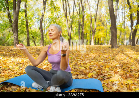 Weibliche yogi Yoga in einem Park Stockfoto
