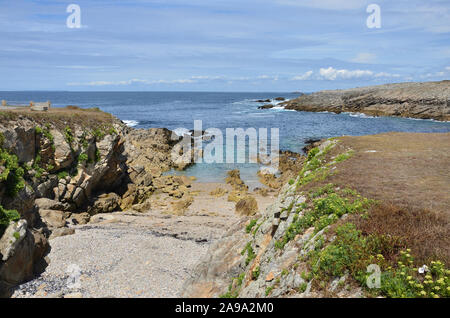 An der felsigen Küste der Côte Sauvage auf der Halbinsel Quiberon, Bretagne Stockfoto