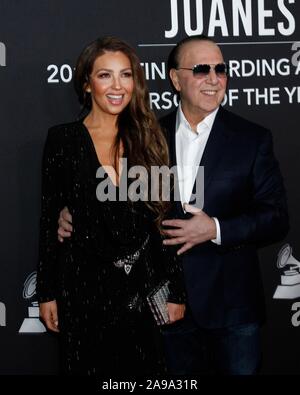 Las Vegas, NV, USA. 13 Nov, 2019. Thalia, Tommy Mottola in der Ankunftshalle für Lateinamerika Recording Academy 2019 Person des Jahres Gala, MGM Grand Conference Center Premier Ballsaal, Las Vegas, NV 13. November 2019. Credit: JA/Everett Collection/Alamy leben Nachrichten Stockfoto