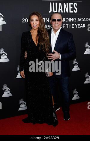 Las Vegas, NV, USA. 13 Nov, 2019. Thalia, Tommy Mottola in der Ankunftshalle für Lateinamerika Recording Academy 2019 Person des Jahres Gala, MGM Grand Conference Center Premier Ballsaal, Las Vegas, NV 13. November 2019. Credit: JA/Everett Collection/Alamy leben Nachrichten Stockfoto