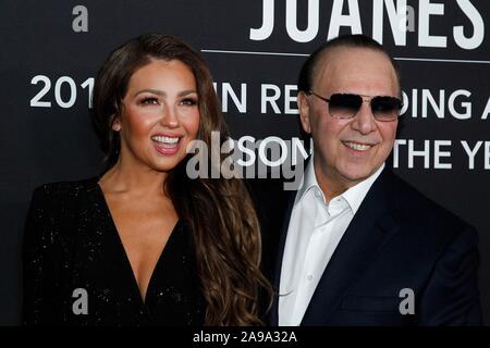 Las Vegas, NV, USA. 13 Nov, 2019. Thalia, Tommy Mottola in der Ankunftshalle für Lateinamerika Recording Academy 2019 Person des Jahres Gala, MGM Grand Conference Center Premier Ballsaal, Las Vegas, NV 13. November 2019. Credit: JA/Everett Collection/Alamy leben Nachrichten Stockfoto