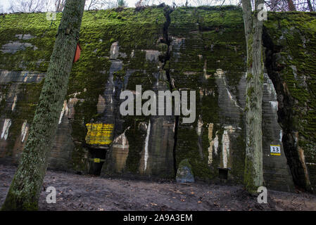 Der Eingang zu Hitlers Bunker in der Wolfsschanze Komplex in Srokowo Wald gesehen. Nach einem sensationellen Artikel durch die BBC veröffentlicht, das die Verwaltung von der Wolfsschanze plante, ein Vergnügungspark im Hauptsitz von Adolf Hitler, die in eine 'NS-Themenpark 'ändern könnte zu bauen, wurden diese Informationen umgehend dementiert. Behörden behaupteten, es ist neben den Erneuerungen, die Sehen das heruntergekommene Gebäude wiederhergestellt sowie die Hinzufügung eines Restaurants und Eingang Gebäude, auch neue Wanderwege sind geplant zu errichten. Der Wolfsschanze (Deutsch: Wolfsschanze; Polnisch: Wilczy Szan Stockfoto