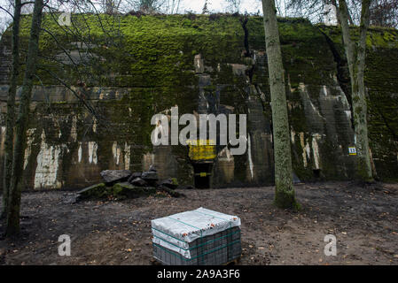 Neue pavings außerhalb Hitlers Bunker in der Wolfsschanze Komplex in Srokowo Wald gesehen. Nach einem sensationellen Artikel durch die BBC veröffentlicht, das die Verwaltung von der Wolfsschanze plante, ein Vergnügungspark im Hauptsitz von Adolf Hitler, die in eine 'NS-Themenpark 'ändern könnte zu bauen, wurden diese Informationen umgehend dementiert. Behörden behaupteten, es ist neben den Erneuerungen, die Sehen das heruntergekommene Gebäude wiederhergestellt sowie die Hinzufügung eines Restaurants und Eingang Gebäude, auch neue Wanderwege sind geplant zu errichten. Der Wolfsschanze (Deutsch: Wolfsschanze; Polnisch: Wilczy Stockfoto