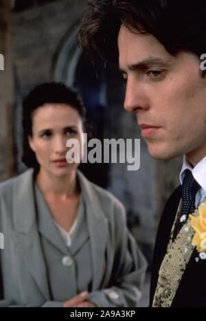 HUGH GRANT und ANDIE MACDOWELL in vier Hochzeiten und ein Todesfall (1994), unter der Regie von Mike Newell. Credit: GRAMERCY BILDER / Album Stockfoto