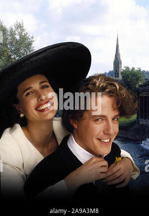 HUGH GRANT und ANDIE MACDOWELL in vier Hochzeiten und ein Todesfall (1994), unter der Regie von Mike Newell. Credit: GRAMERCY BILDER / Album Stockfoto