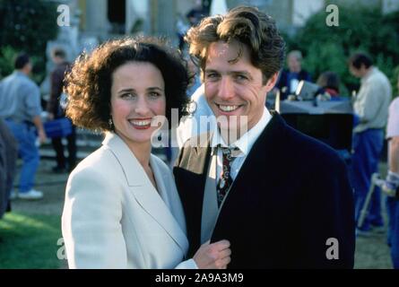 HUGH GRANT und ANDIE MACDOWELL in vier Hochzeiten und ein Todesfall (1994), unter der Regie von Mike Newell. Credit: GRAMERCY BILDER / Album Stockfoto