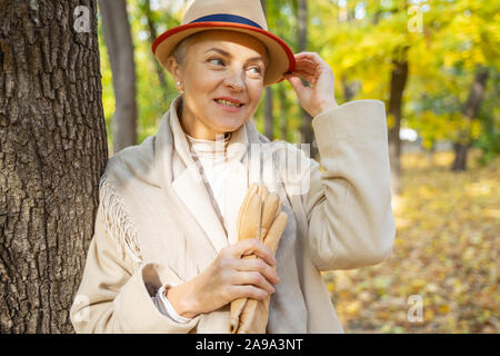 Frau in einem filzhut weg schauen Stockfoto