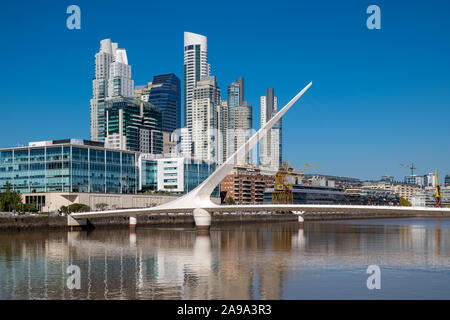 BUENOS AIRES, ARGENTINIEN, APRIL 20, 2019: Das Waterfront (Puerto Madero) mit der Puente de La Mujer Hängebrücke in Buenos Aires, Argentinien, S Stockfoto