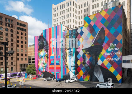 MINNEAPOLIS, Minnesota, - August 8, 2019: Der Bob Dylan Wandgemälde in der Innenstadt von Minneapolis durch Brasilianischen street artist Eduardo Kobra. Stockfoto