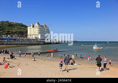 Grand Hotel, Seebrücke und Strand, Llandudno Stockfoto