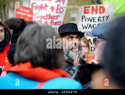 Asad Rehman - Executive Director, der im Krieg auf Wollen und "Allgemeinen Aktivist gegen alle schlechten Dinge" - Gespräch mit markanten Mcdonalds Mitarbeiter, 12 Sep 2 Stockfoto