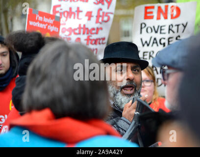 Asad Rehman - Executive Director, der im Krieg auf Wollen und "Allgemeinen Aktivist gegen alle schlechten Dinge" - Gespräch mit markanten Mcdonalds Mitarbeiter, 12 Sep 2 Stockfoto