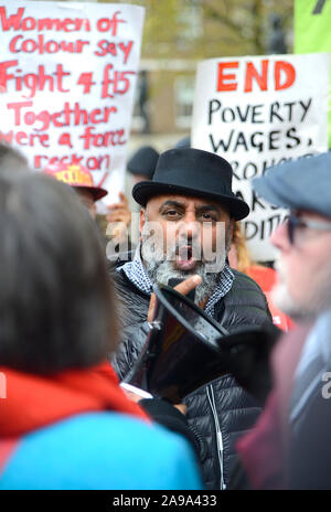 Asad Rehman - Executive Director, der im Krieg auf Wollen und "Allgemeinen Aktivist gegen alle schlechten Dinge" - Gespräch mit markanten Mcdonalds Mitarbeiter, 12 Sep 2 Stockfoto