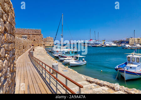 HERAKLION, KRETA, GRIECHENLAND - May 22, 2019: Blick auf die venezianische Festung Koules - Castello a Mare und Boote in Heraklion. Bild Stockfoto