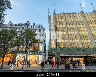 Weihnachtsdekorationen in der Oxford Street, London. Stockfoto