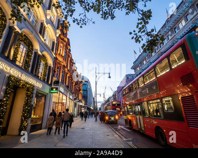 Weihnachtsdekorationen in der Oxford Street, London. Stockfoto