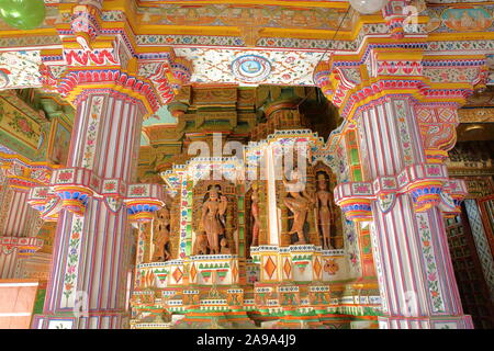 BIKANER, Rajasthan, Indien - Dezember 23, 2017: Innenraum des Bhandasar Jain Tempel in der Altstadt, mit bunten Schnitzereien und Malereien Stockfoto