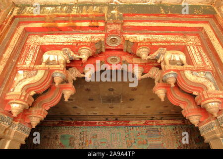 BUNDI, Rajasthan, Indien - 08 Dezember, 2017: Eine bunte Arcade dekoriert mit Elefanten bei Chitrasala in Bundi Palace (Garh) Stockfoto